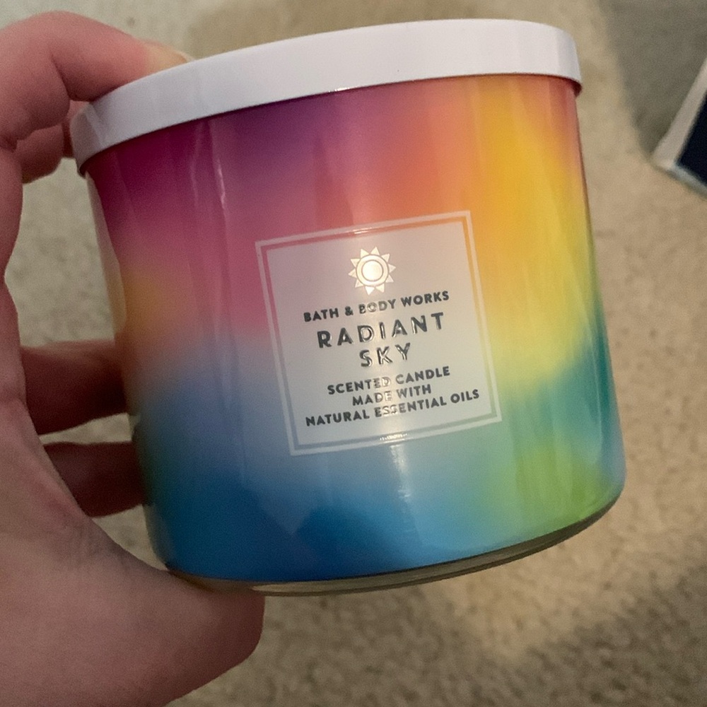 Bath & Body Works Radiant Sky candle (2023)
